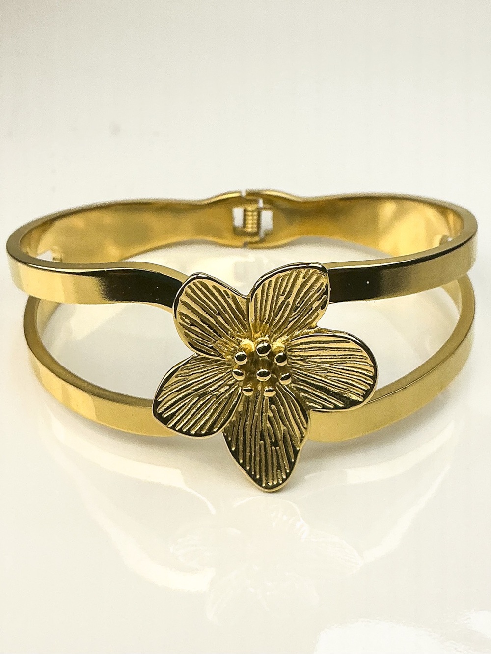 🌸10k Electroplated Gold Cherry Blossom hinged bangle bracelet•